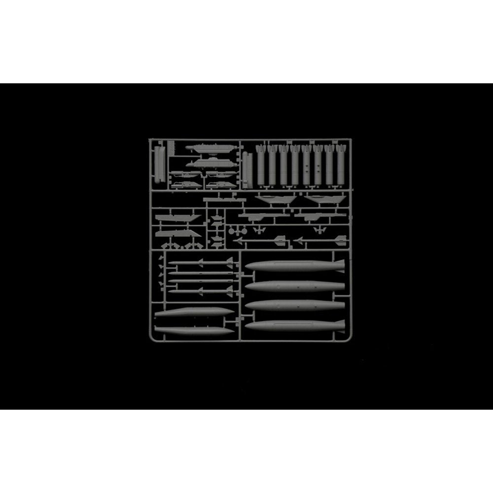 ITALERI F-16C FIGHTING FALCON WAR THUNDER EDITION, 1:48 Scale Model Kit